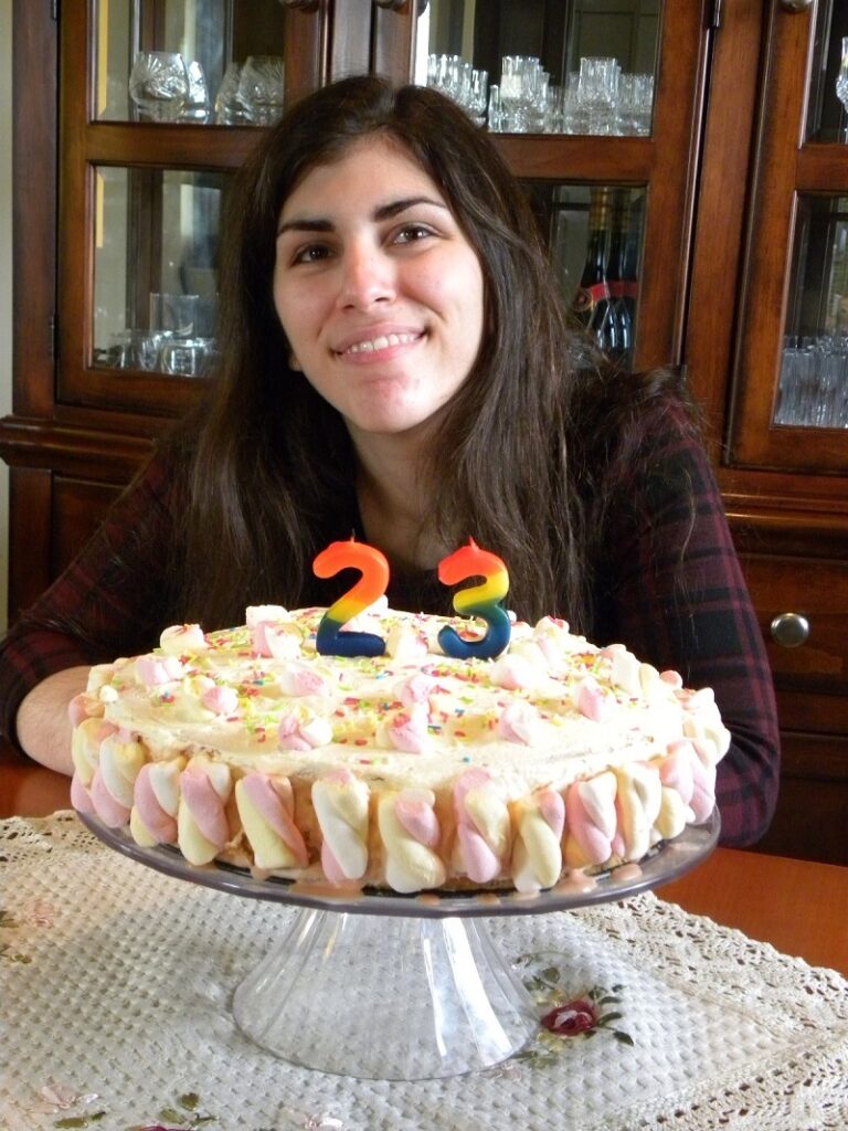 Η Έλια με την τούρτα της εικόνα