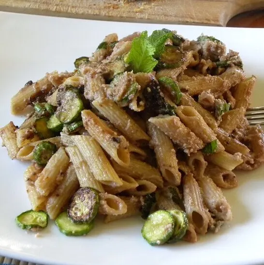 Πέννες Σκορδαλιά με Κολοκυθάκια και Ελιές