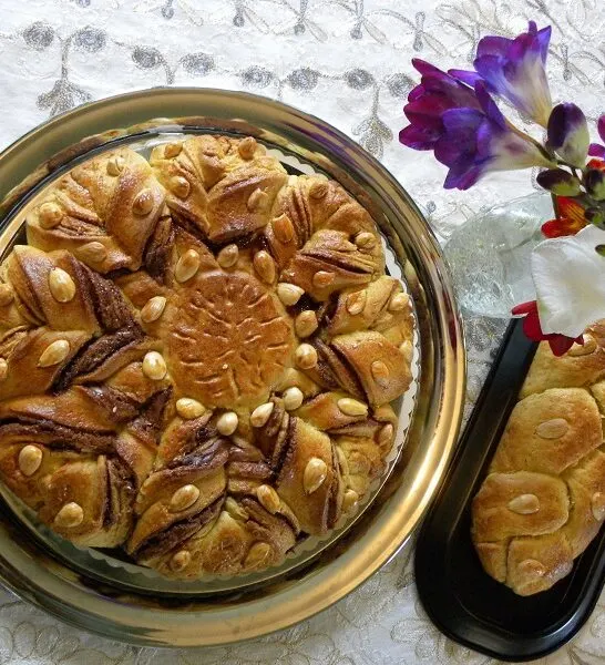 Τσουρέκι Λουλούδι με γέμιση Πραλίνα Φουντουκιού