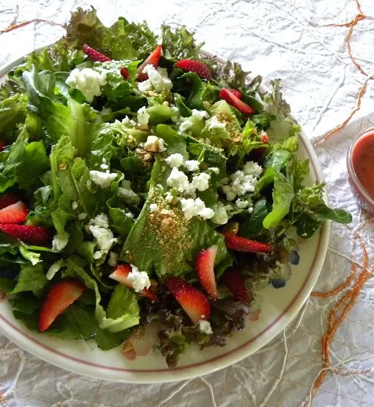 Ανοιξιάτικη Πράσινη Σαλάτα με Φράουλες και Φέτα