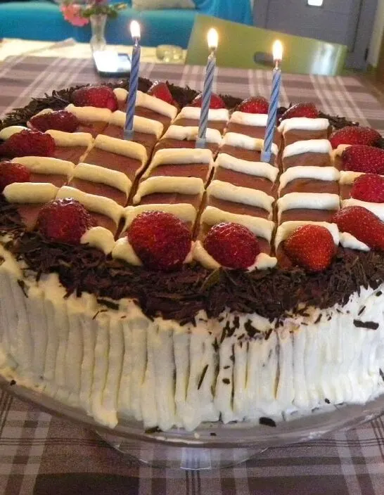 Τούρτα Γενεθλίων με Κρέμα Τυριών Φράουλας και Γλάσο Σοκολάτας