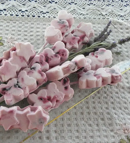 Ice Pops:  Παγωμένα Γλειφιτζούρια Γιαουρτιού με Κεράσια και Λεβάντα