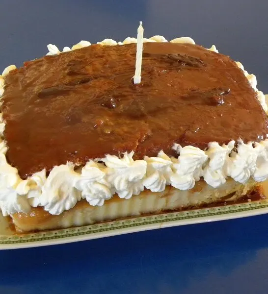 Πάουντ Κέικ Λεμονιού με Παπαρουνόσπορο και Αλατισμένη Καραμέλα Γάλακτος