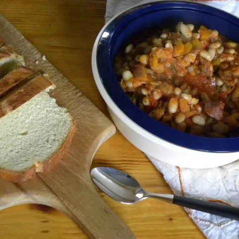φασολάδα με λουκάνικο και ψωμί εικόνα
