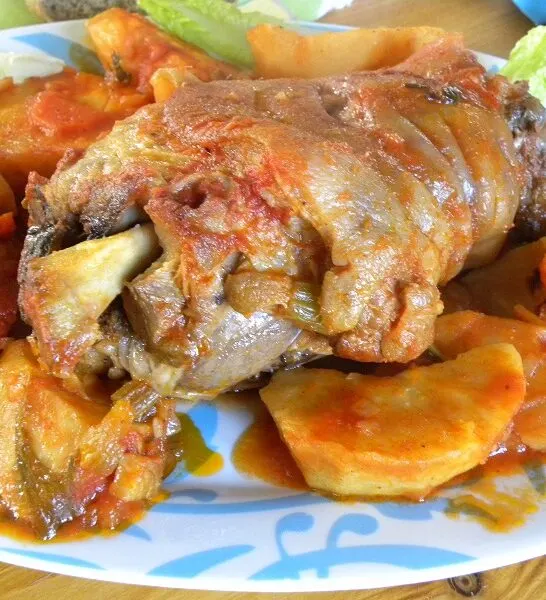 Κότσι Χοιρινό στη Γάστρα με Μπύρα και Σελινόριζα