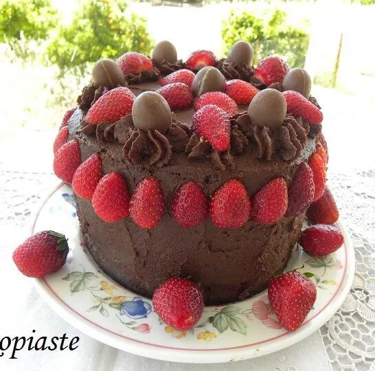 Τούρτα Γενεθλίων Σοκολάτας – Φράουλας με 3 Ελληνικά Υλικά