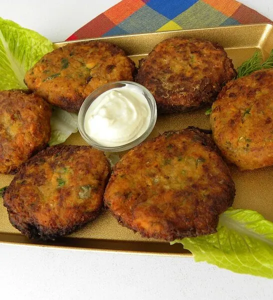 Μπιφτεκάκια Λαχανικών με Ντιπ Φέτας Γιαουρτιού