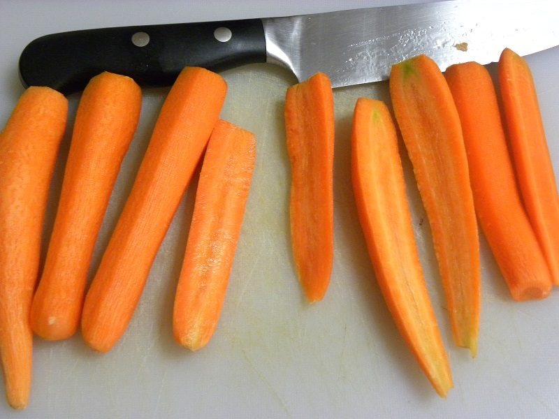 Καθαρισμένα και κομμένα καρότα