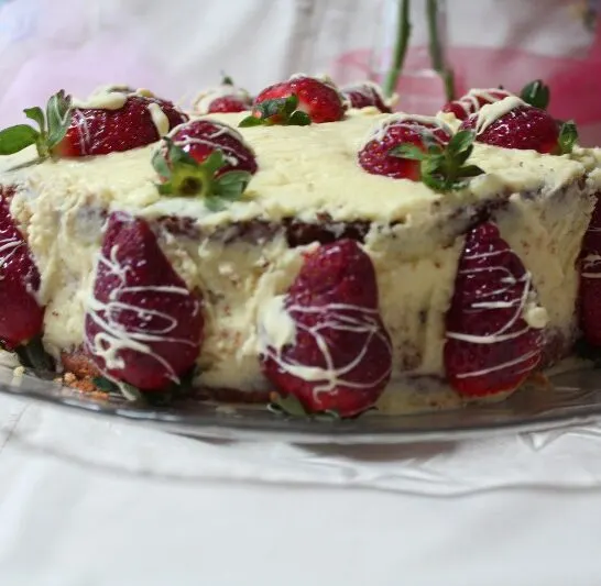 Τούρτα Φράουλας με Βουτυρόκρεμα Λευκής Σοκολάτας