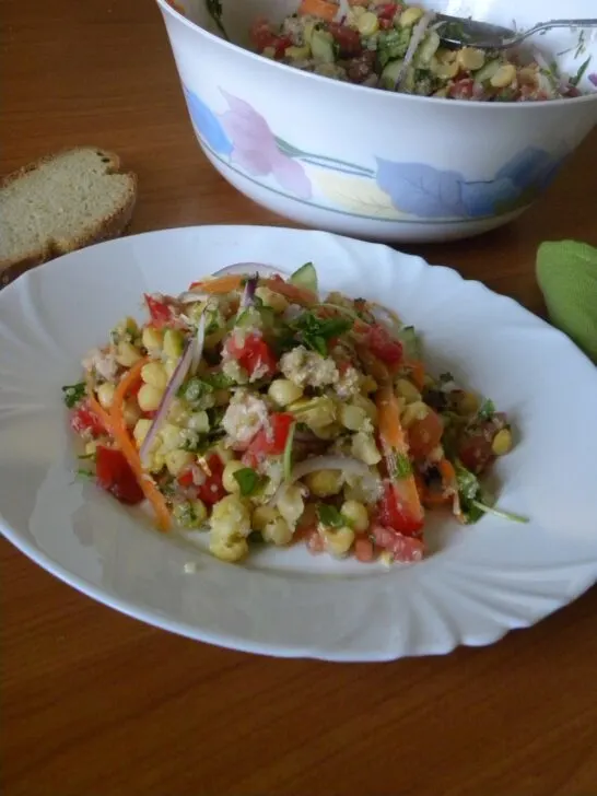 Ρεβιθοσαλάτα με Κινόα και Σως με Ταχίνι