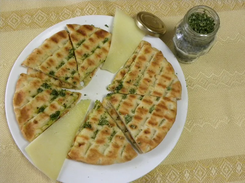 Ελληνικές πίτες με ελαιόλαδο και αλάτι βασιλικού εικόνα