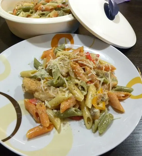 Ελαφρύ και Κρεμώδες Κοτόπουλο με Γάλα Εβαπορέ και Πένες