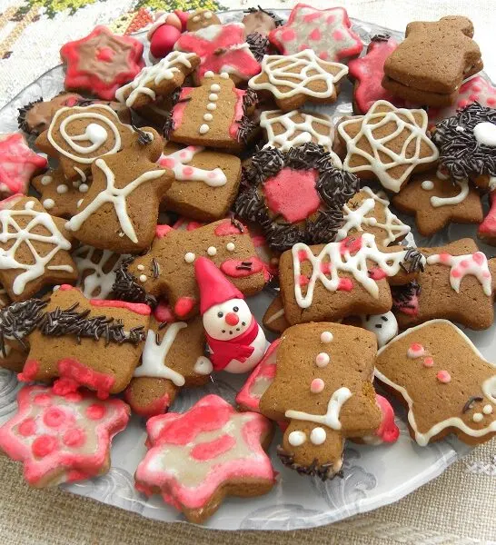 Μπισκότα Τζίντζερμπρεντ (Gingerbread) με Χαρουπόμελο