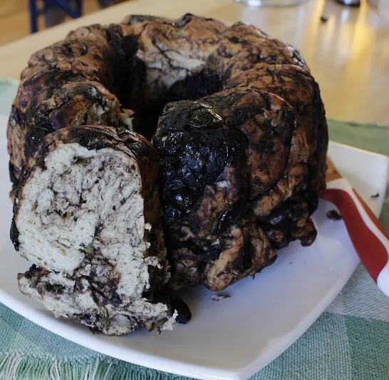 Αλάδωτη Ελιόπιτα με Ταχίνι