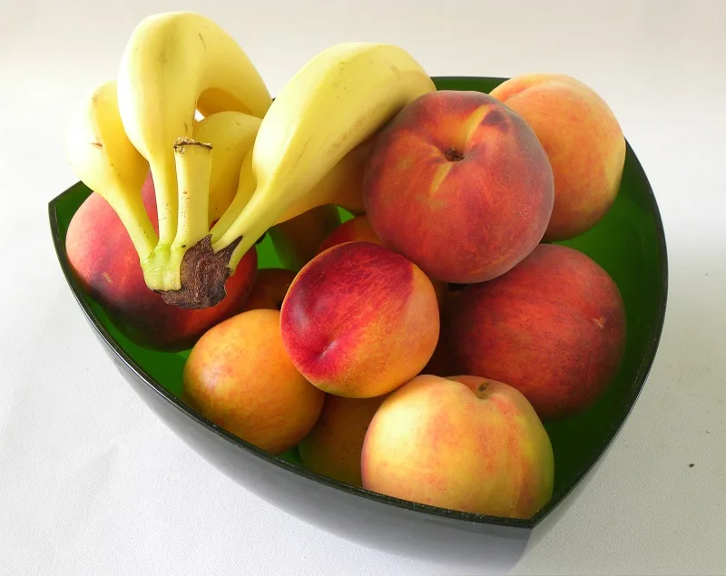Καλοκαιρινά φρούτα σε πράσινο μπολ εικόνα