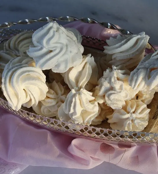 Μαρέγκες Νηστίσιμες με Ακουαφαβα