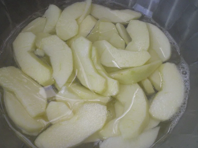 Μήλα κομμένα σε χυμό λεμονιού εικόνα