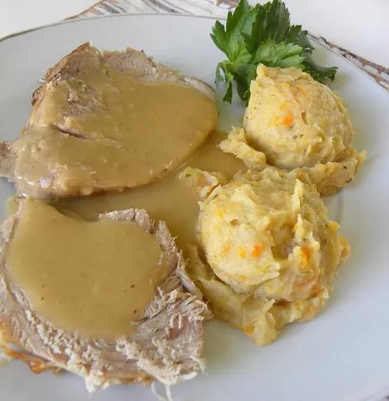 Σιγοψημένο Χοιρινό στη Γάστρα με Σελινόριζα