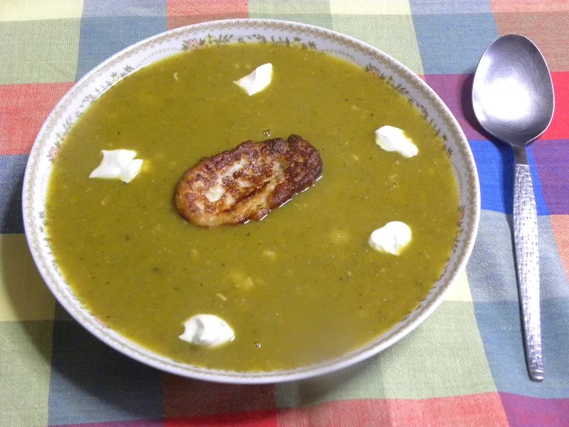 Σούπα γαλοπούλας με τραχανά και χαλλούμι τηγανητό εικόνα