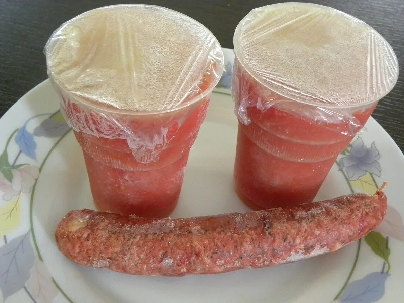 παγωμένος χυμός ντομάτας με λουκάνικο εικόνα