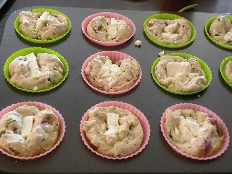 ψωμάκια σε φόρμες σιλικόνης με φέτα εικόνα