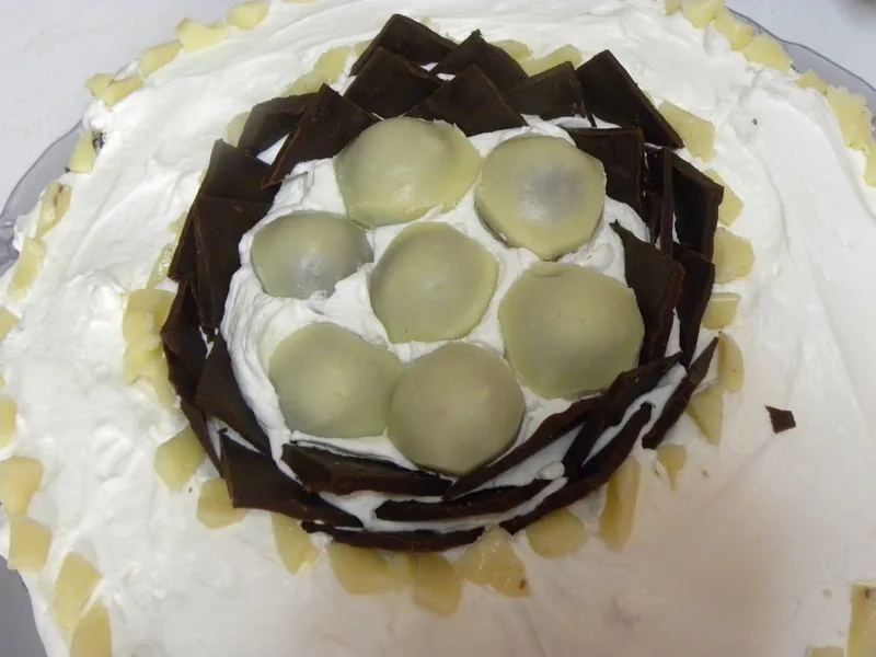 Προσθήκη λευκής σοκολάτας για διακόσμηση της τούρτας εικόνα