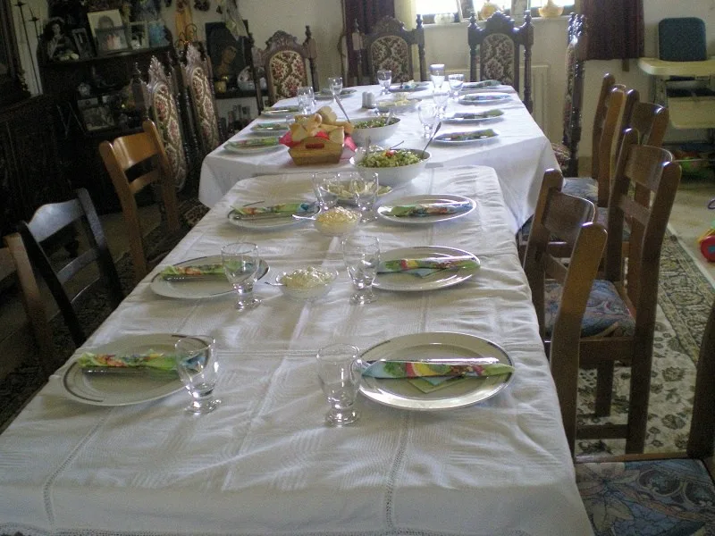 Το τραπέζι έτοιμο πριν την Ανάσταση εικόνα
