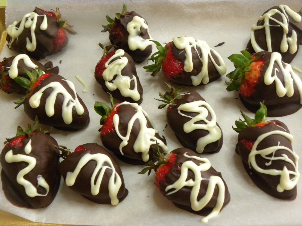 φράουλες με μαύρη και λευκή σοκολάτα εικόνα