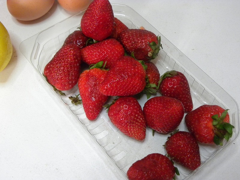 Φρέσκες φράουλες σε πιατέλα εικόνα