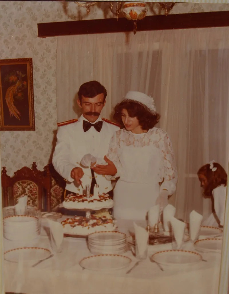 Ο Δημήτρης και εγώ κόβουμε την τούρτα του γάμου μας εικόνα
