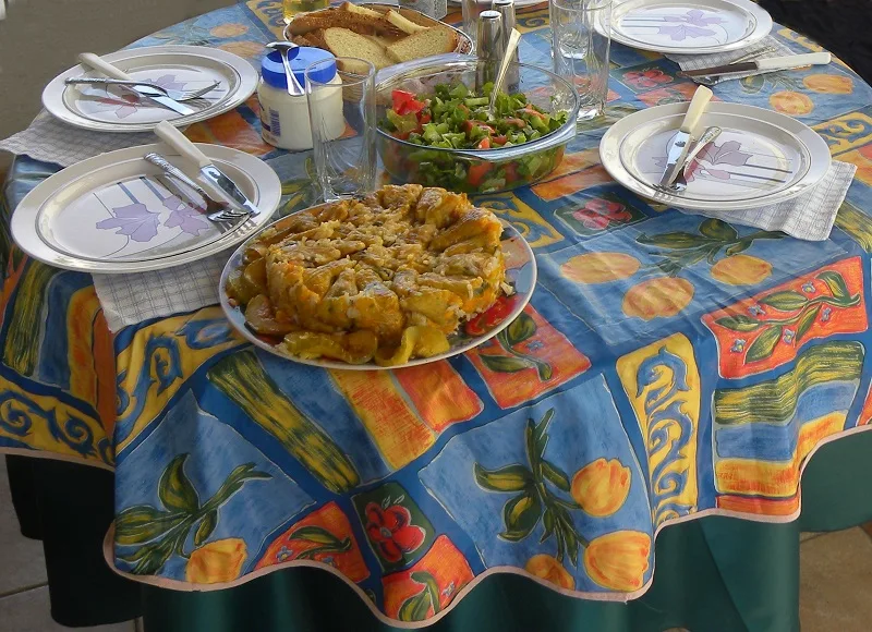 τραπέζι στρωμένο με Κυπριακά φαγητά εικόνα
