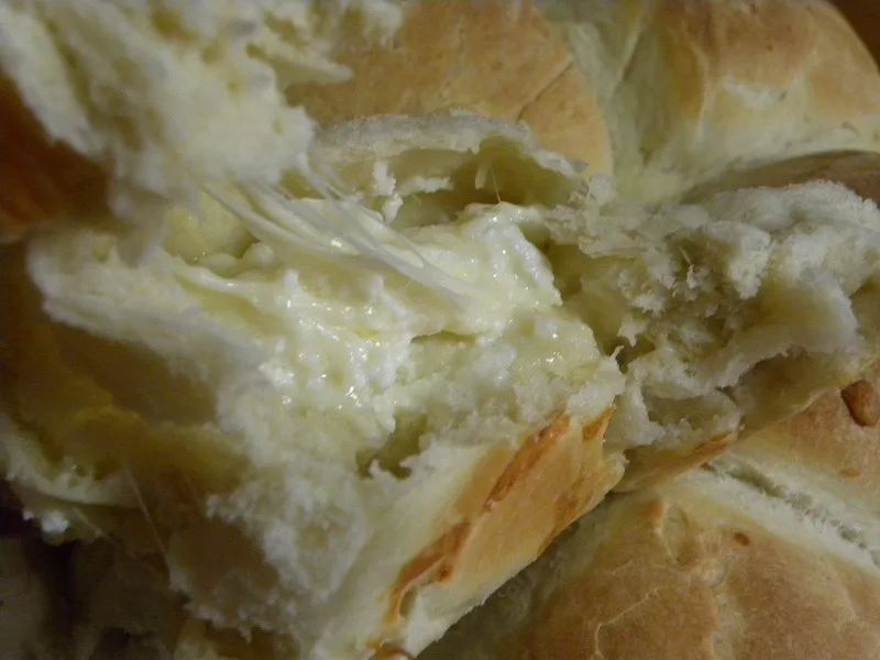 κομμένο ψωμάκι με λιωμένο τυρί μέσα εικόνα