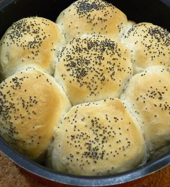 Κολλητά Ψωμάκια Γεμιστά με Χαλούμι και Γραβιέρα