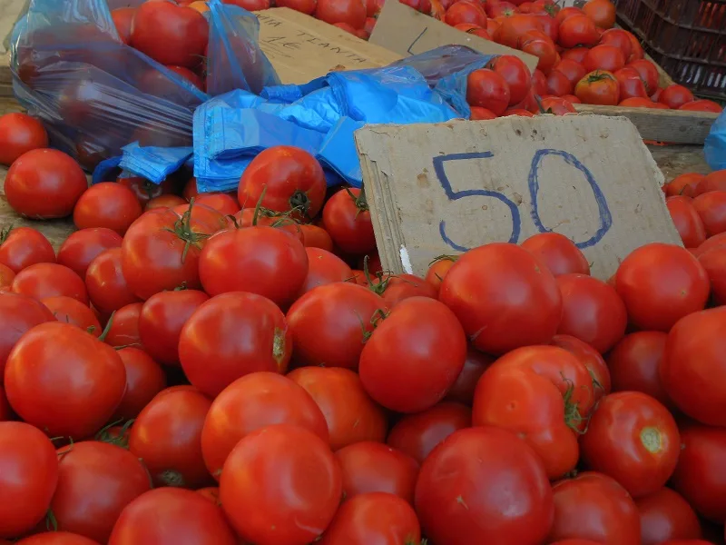 Φτηνές ντομάτες στη λαϊκή αγορά εικόνα