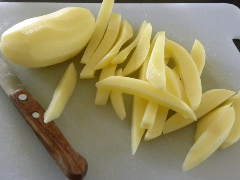 πατάτες κομμένες για τηγάνισμα εικόνα