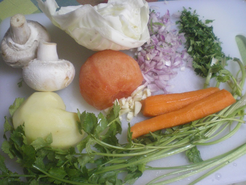 Υλικά για την κοτόσουπα τραχανά με λαχανικά εικόνα