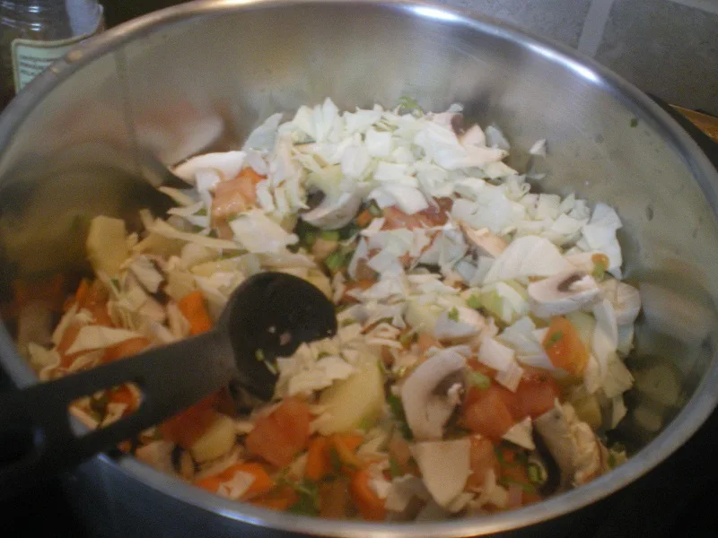 Προσθέτουμε τα λαχανικά στη σούπα εικόνα