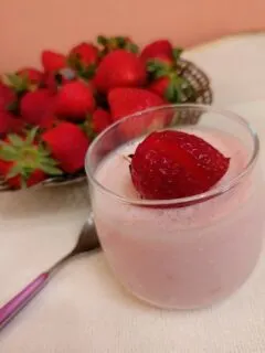Ζελέ Φράουλας με γιαούρτι στραγγιστό και φρέσκες φράουλες εικόνα
