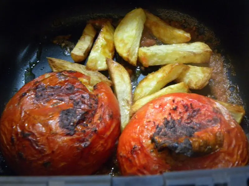 Γεμιστές ντομάτες και πατάτες στη φριτέζα αέρα για χολοκυστοπάθεια εικόνα