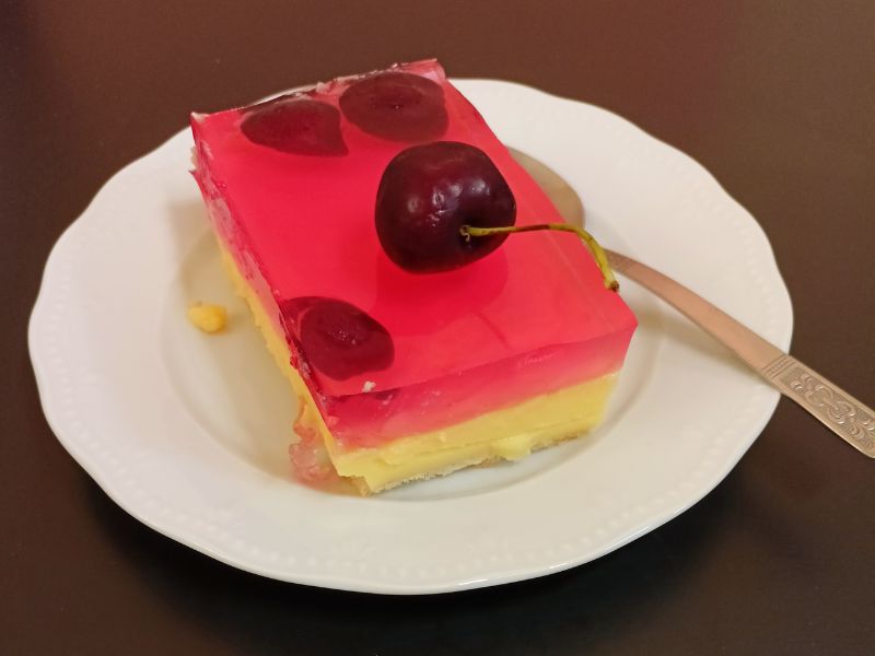 Γλυκό ψυγείου με κρέμα και ζελέ εικόνα