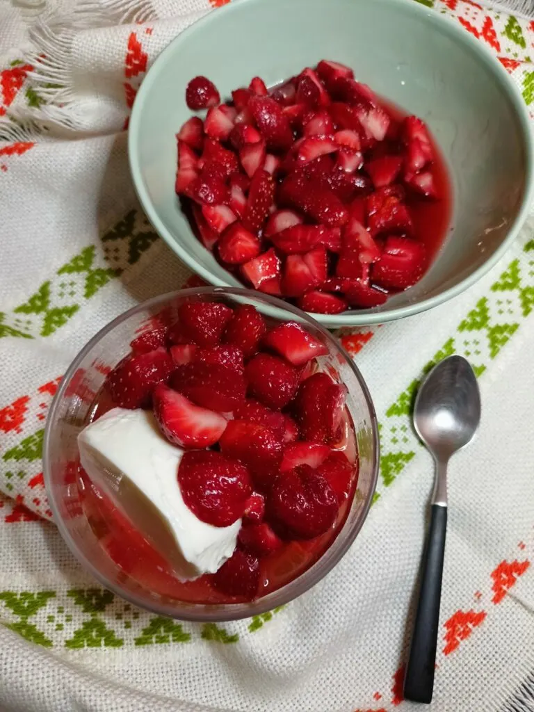 Εμποτισμένες φράουλες με κονιάκ και γιαούρτι φωτογραφία