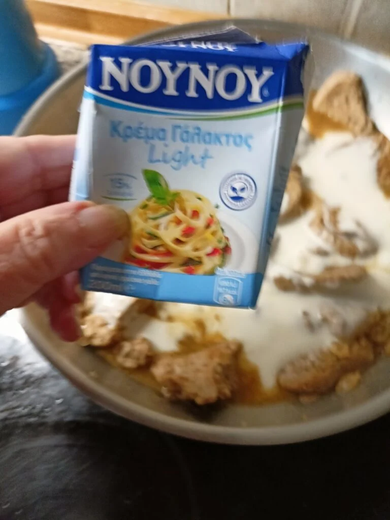 Προσθέτουμε την κρέμα γάλακτος εικόνα