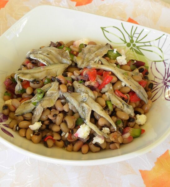 Σαλάτα Μαυρομμάτικα, με Φέτα, Παντζάρια τουρσί και Μαριναρισμένο Γαύρο