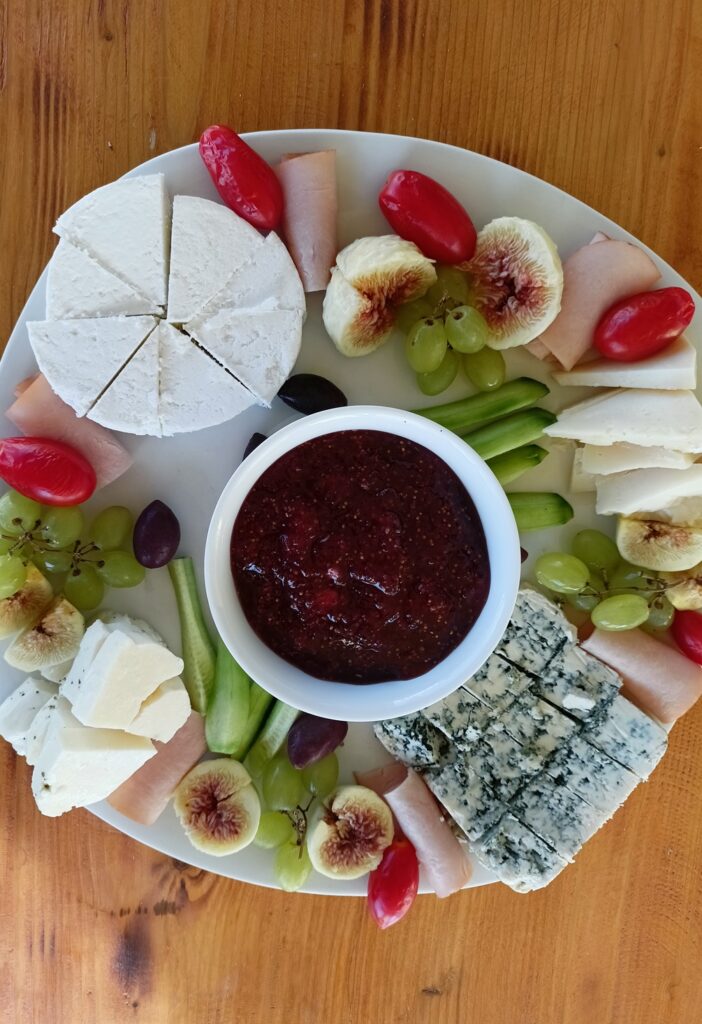 Πλατό με διάφορα τυριά εικόνα