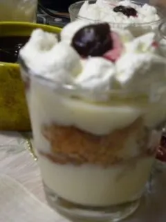 τράιφλ σε ποτήρι όπου φαίνονται οι στρώσεις εικόνα